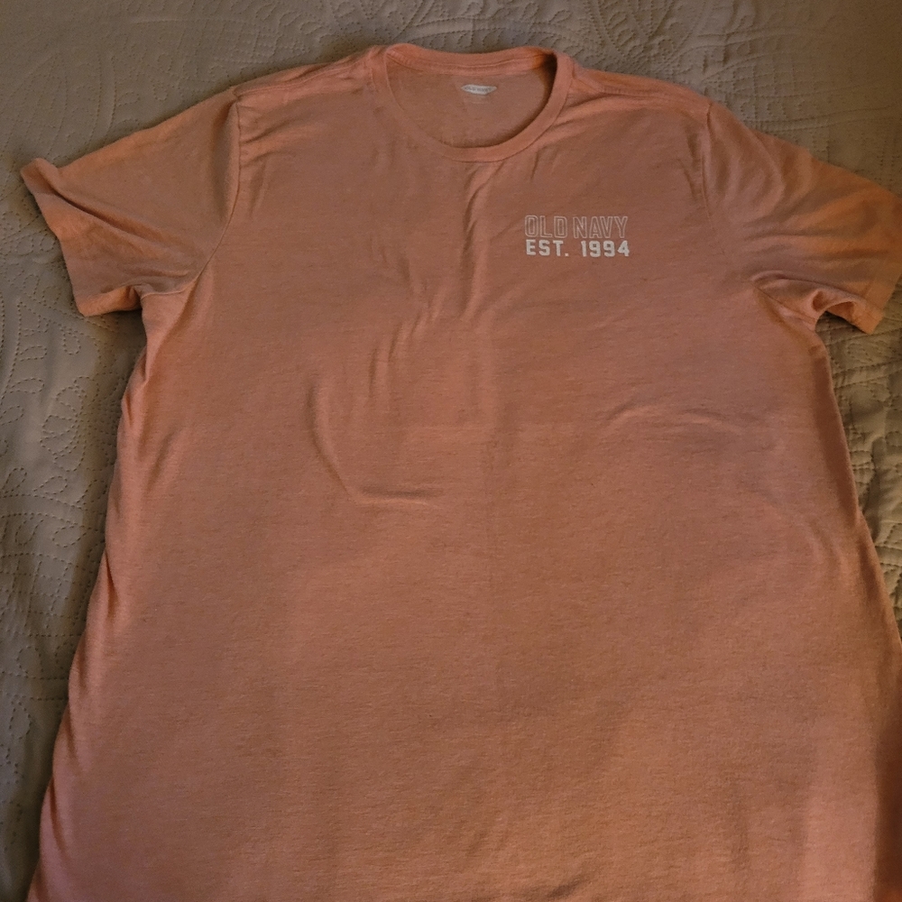 Mens peach Old Navy T-Shirt w/design in back